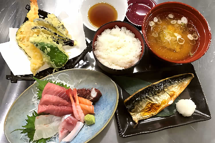 ごはん、味噌汁、天ぷら、お刺身、焼き魚などのイメージ